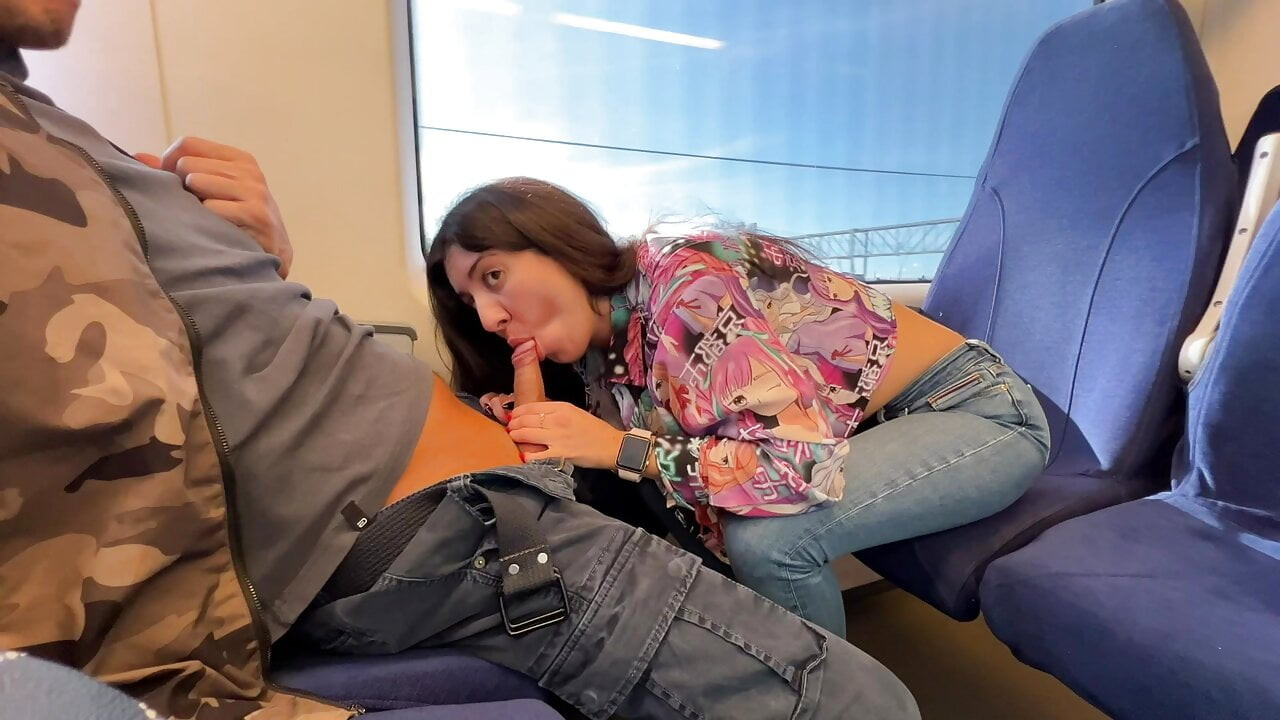 Bir yolcu bir trende bir adamı baştan çıkardı ve ona herkesin içinde oral seks yaptı