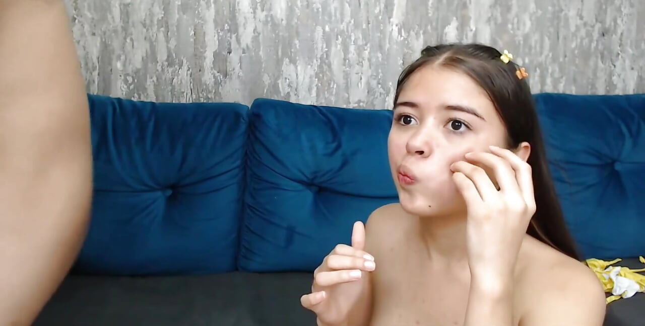 Kız arkadaşım üvey kız kardeşini onunla sikip yüze boşalmam konusunda ısrar ediyor
