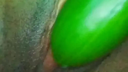 Seksi video - Hintli teyzenin amının içinde salatalık