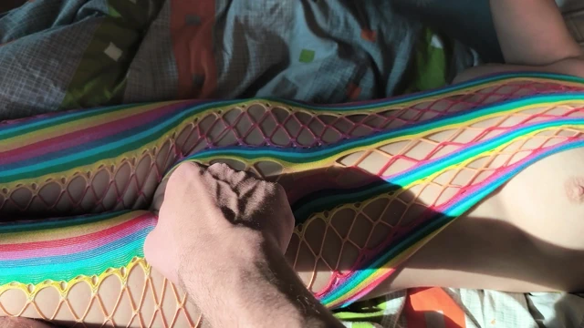 Seksi kostümlü üvey kız kardeş sıkı bakire amına dokunmama ve anahattını izlememe izin veriyor