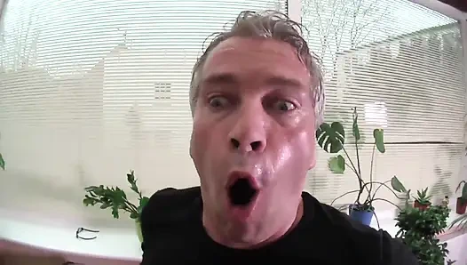 Sarışın Oyuncak Erkekler Tarafından Sikiliyor Ve Emiyor