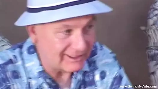 Büyük memeli sarışın evli kadın açık havada sikiliyor ve anı yakalıyor