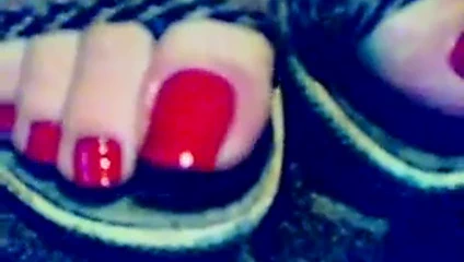 Uzun kırmızı ayak tırnakları 3