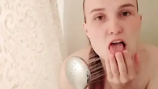 Islak genç kız ateşli bir duşta