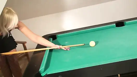 Seksi sarışın bebek ateşli vücudunu gösteriyor