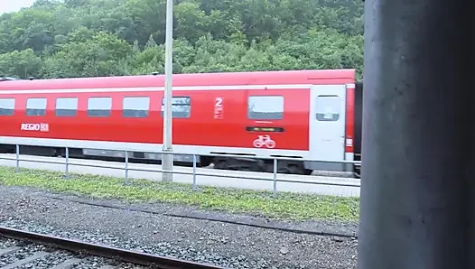 Güzel sarışın tren istasyonunun içinde büyük yarağı buluyor ve sikiyor