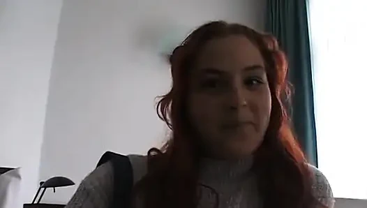 Kıllı kızıl saçlı iri güzel kadın yatakta amını parmaklıyor