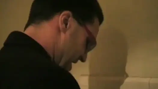 Tombul zenci kaltak siyah bir adam tarafından sikilirken adam götüne dildo sokuyor