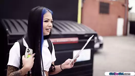 Asya amigo alır kenarlı ve yalıyor karma eğitim yapan için tutmak ona sır