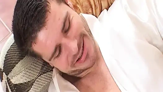 Doğal saçlı sarışın Alman genç erkek avcısı anal sikiliyor