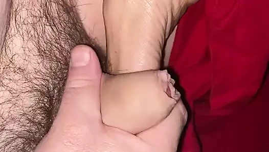 Naelor seksi mavi ojesiyle melove ayaklarına boşalıyor