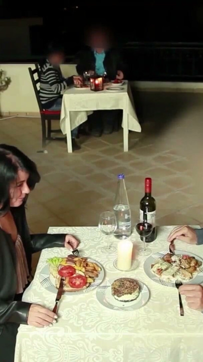 Aşırı kamu seks! restoranın ortasındaki dev sikini çıkardım.... | Klip 1