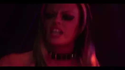 Zavallı çiçeğe çarşamba işkencesi!