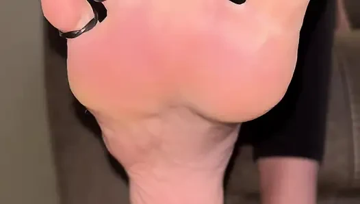 Ayak parmağı halkası ivy'nin ayaklarına aldırıyor