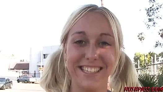 Benzin istasyonunda halka açık çıplaklık Goldie Coxx'un hepsini pompalatıyor