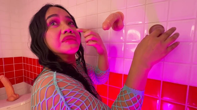 Ladyboy kae seksi iç çamaşırlı hermafrodit özellikleriyle oynamayı seviyor.