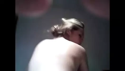 daniela pagando alquiler de casa