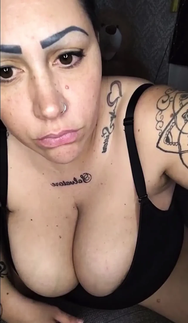 Seksi karı doğal göğüsler