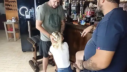 Erkek arkadaşı ve en iyi arkadaşı tarafından yüzü sikiliyor