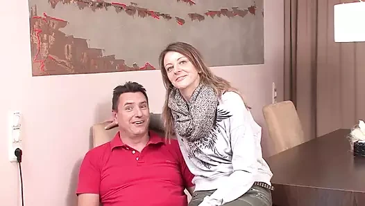 Seksi ve esmer berbat içinde ona istekli kedi tarafından ona sevgilisi