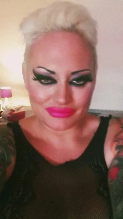 Çıplak ve ıslak yüksek topuklu giyiyor