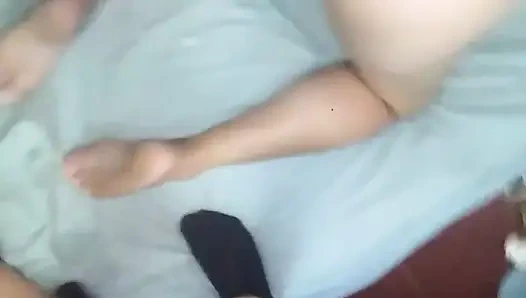 Cep telefonumla beni nasıl emdiğini kaydediyorum ve yanında onunla boşalıyor ve içine koyuyorum