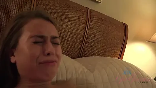 Bakış açısı Jill Kassidy yatakta korunmasız sikiş: domalarak binen kovboy kız amına boşalıyor