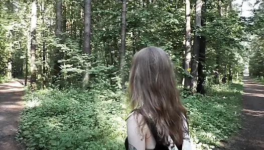 Minyon kızıl halka açık parkta mastürbasyon yapıyor ve fışkırtıyor