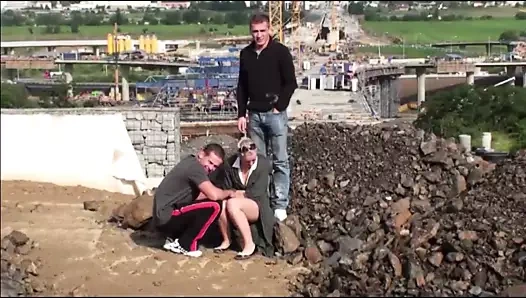 Genç sevimli sarışın genç kız bir inşaatta halka açık üçlü