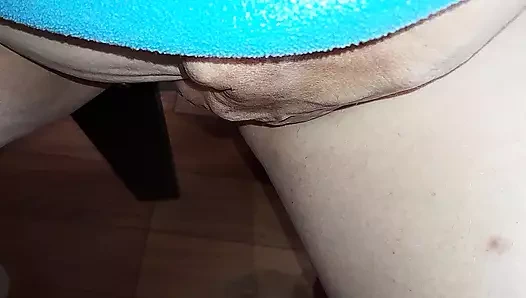 Üvey annemi masanın altında porno videosu çekerken yakaladım