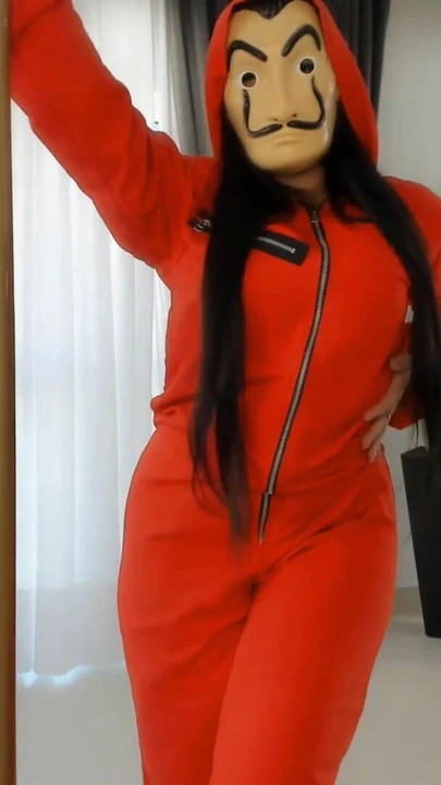 Волнующий момент из "La casa de Papel косплей латины с большой задницей соблазняет у шеста и делает самый горячий, инструкция по дрочке"