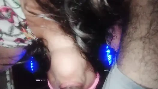 Azgın üvey kocam geceleri ben oynarken odama geliyor ve bana ne yaptığımı duymak istediğini söylüyor