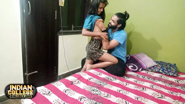 Sulu 18 yaşındaki sıska desi kız arkadaş Hintli adam tarafından sikiliyor