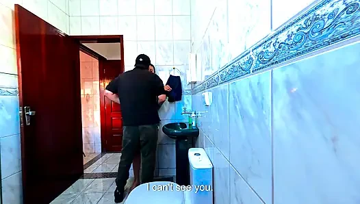Üvey yeğen banyoda yalnız ve ona sürtünerek boşalıyor.