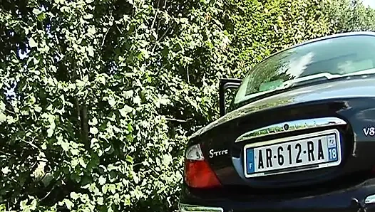 İki azgın adam bu sürtük Fransız kızı çifte penetrasyonlu üçlü grup sekste sikiyor