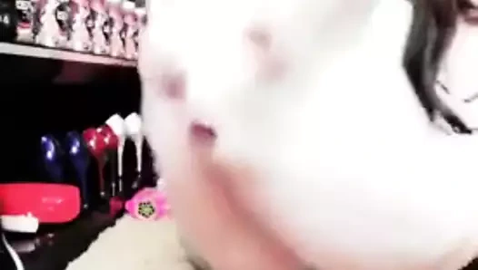 Uzun kırmızı ayak tırnakları