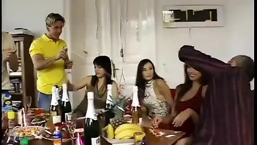 Üniversiteli kızlar grup sekste her delikten sikiliyor