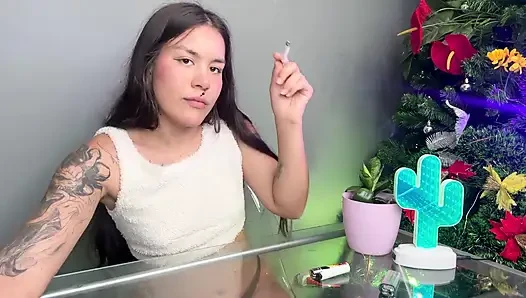 Asi kız size purosunu sunuyor