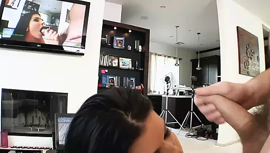 HATUN BÜYÜK BIR YARAĞA BINIYOR VE AĞZıNA BOŞALıYOR