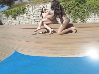 Güneşin altında ateşli arkadaşlar iki arkadaş havuzlu güzel bir terasta güneşleniyor