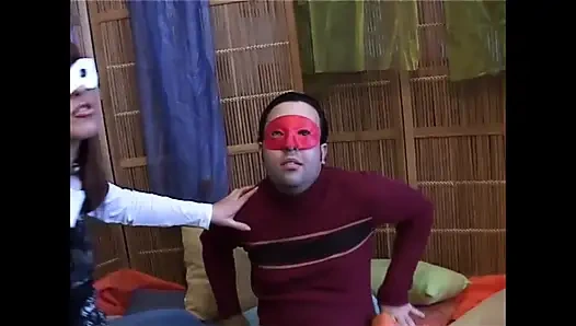 Kıllı amcıklı harika maskeli kız iki büyük yarakla sikiliyor ve küçük memelere boşalıyor