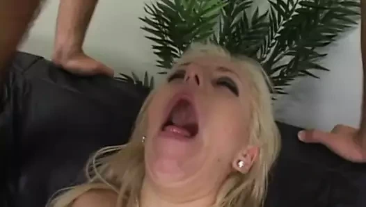 Seksi genç sarışın kız var ona ıslak am becerdin