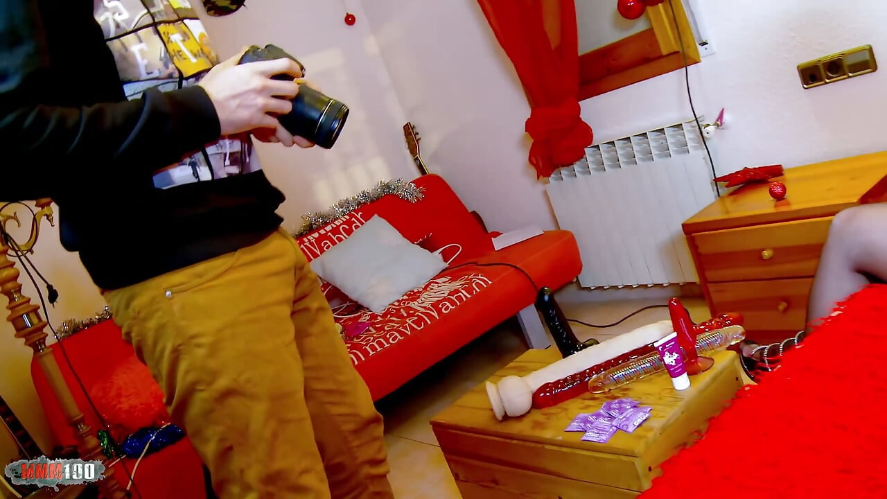 Genç Kim Equinoxx için yarak ve dildo ile çifte penetrasyon