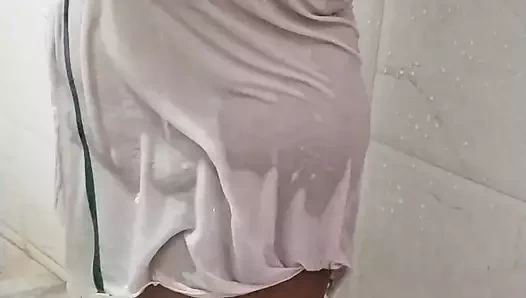 Hintli banyo yapıyor