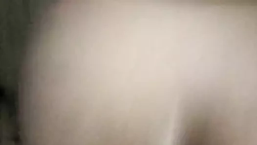 elle crie de plaisir