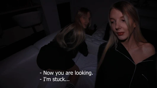 Üvey kız kardeş saklambaç oynadı ve sıkıştı