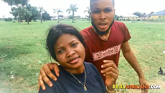 Gerçek Afrikalılar - ev yapımı gonzo seks kaseti - kız arkadaşım büyük siyah yarağıma işiyor