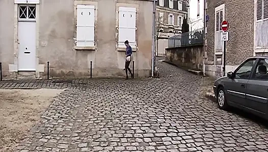 Bağlı Fransız sürtük azgın bir dominant ve büyük takma yarakla sert sikiliyor