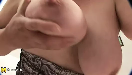 Büyük olgun üvey kendini oynamayı seviyor