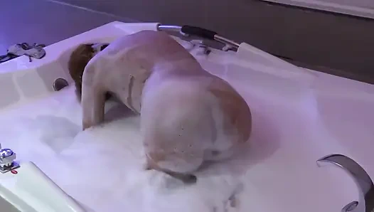 Patronumun büyük yarağının tadını çıkarmadan önce motelin jakuzisine gidiyorum ve tahrik olmaya başlıyorum.